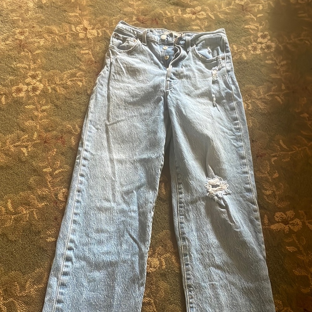 fantastic! Levi's premium rib cage, straight ankle size 25! Natural rips!